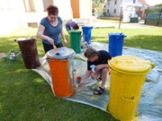 Společné odpoledne rodičů a dětí - natírání popelnic